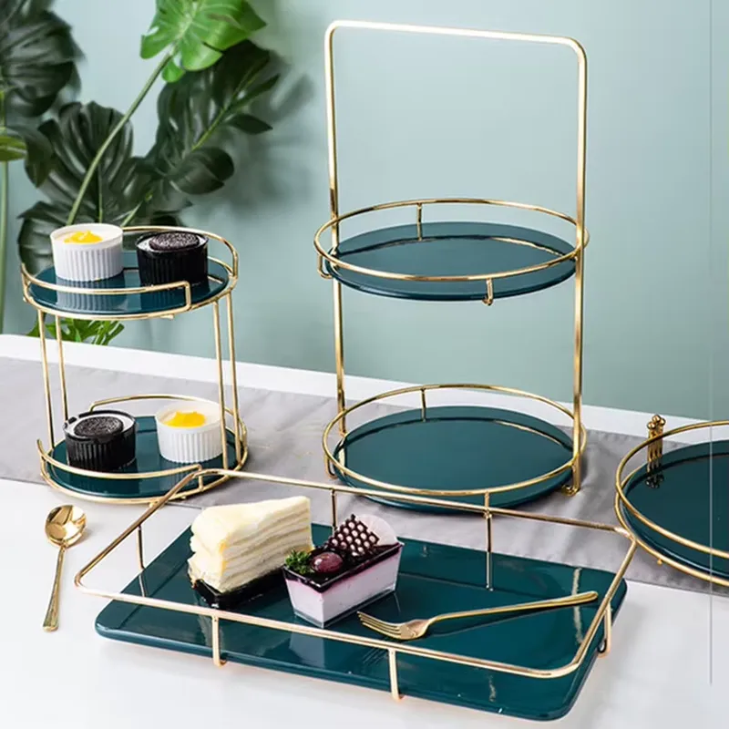 高級感あふれるゴールドのケーキスタンドセット。大理石調の天板 - Display Risers Set のレビューと価格